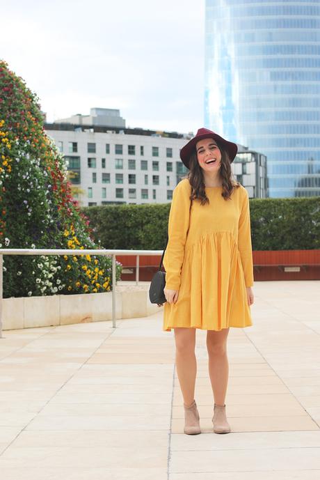Vestido amarillo y sombrero para otoño