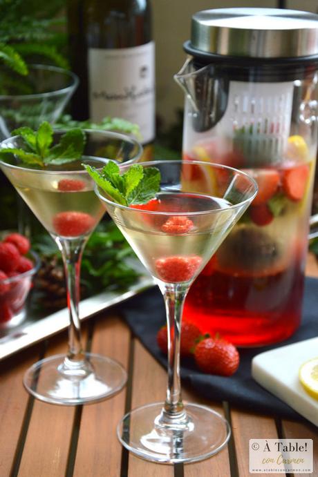 Cóctel de Vino Blanco, Hibiscus y Frutos Rojos