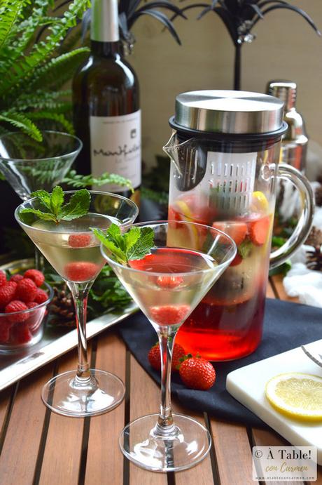 Cóctel de Vino Blanco, Hibiscus y Frutos Rojos