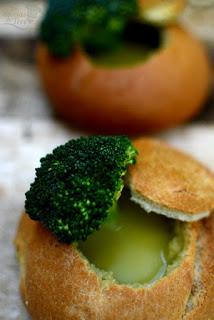 Crema de brócoli baja en calorías servida en pan