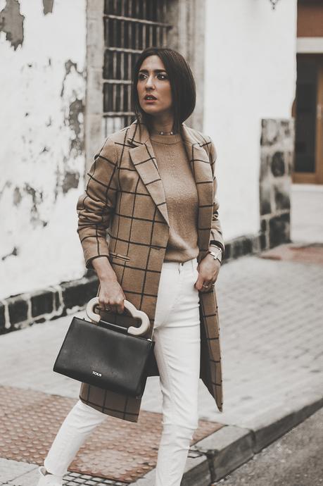 CÓMO COMBINAR: CONVERSE DE PLATAFORMA + LOOKBOOK camel y blanco