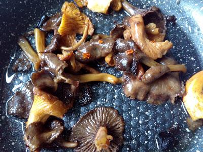 CREMA OTOÑAL DE CALABAZA, COCO Y SETAS CON JAMÓN IBÉRICO Y ACEITUNAS ALOREÑAS DE MALAGA (RECETA DEL CHEF SERGIO GARRIDO)