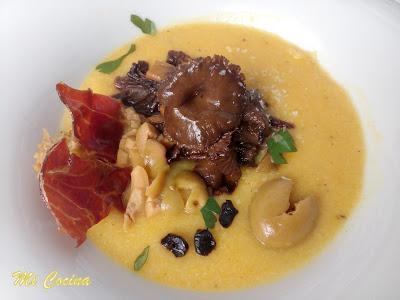 CREMA OTOÑAL DE CALABAZA, COCO Y SETAS CON JAMÓN IBÉRICO Y ACEITUNAS ALOREÑAS DE MALAGA (RECETA DEL CHEF SERGIO GARRIDO)