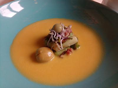 CREMA OTOÑAL DE CALABAZA, COCO Y SETAS CON JAMÓN IBÉRICO Y ACEITUNAS ALOREÑAS DE MALAGA (RECETA DEL CHEF SERGIO GARRIDO)