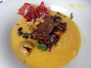 CREMA OTOÑAL DE CALABAZA, COCO Y SETAS CON JAMÓN IBÉRICO Y ACEITUNAS ALOREÑAS DE MALAGA (RECETA DEL CHEF SERGIO GARRIDO)