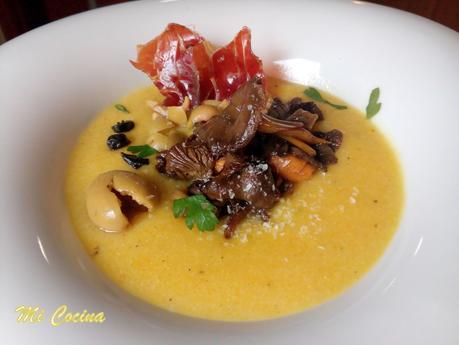 CREMA OTOÑAL DE CALABAZA, COCO Y SETAS CON JAMÓN IBÉRICO Y ACEITUNAS ALOREÑAS DE MALAGA (RECETA DEL CHEF SERGIO GARRIDO)