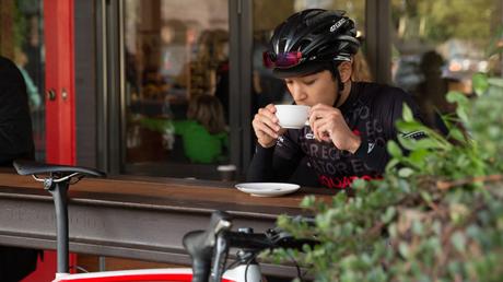 ¿Por qué los ciclistas beben mucho café? ¿Beber café es bueno?