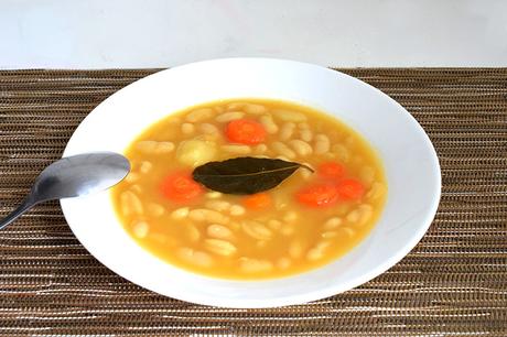 Receta Fácil de Alubias Blancas con Verduras