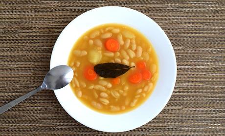 Receta Fácil de Alubias Blancas con Verduras