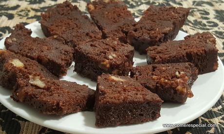 Brownie de chocolate y nueces sin harina ni lactosa en microondas