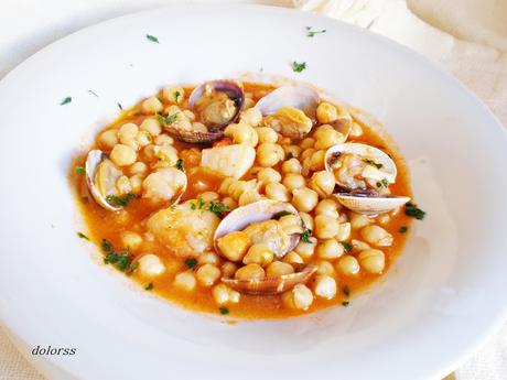 Garbanzos pedrosillano con bacalao y almejas