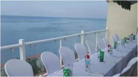 Captan en cámaras a Mariela Castro disfrutando y comiendo langosta frente al mar