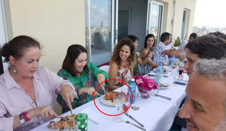 Captan en cámaras a Mariela Castro disfrutando y comiendo langosta frente al mar
