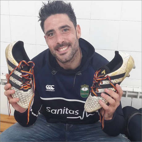 España. Jaime Nava luce los cordones arcoiris en apoyo a Gareth Thomas