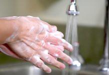 Las barreras asépticas pueden incluir guantes estériles, batas y máscaras para los cirujanos