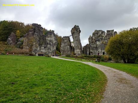 Las rocas de Externstein y el Monumento a Hermann en el bosque teutónico (Alemania) Las rocas de Externstein y el Monumento a Hermann en el bosque teutónico (Alemania)