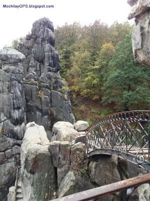 Las rocas de Externstein y el Monumento a Hermann en el bosque teutónico (Alemania)