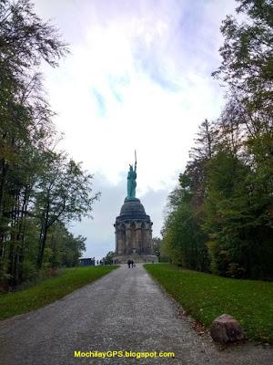 Las rocas de Externstein y el Monumento a Hermann en el bosque teutónico (Alemania)