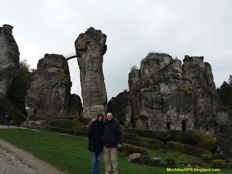 Las rocas de Externstein y el Monumento a Hermann en el bosque teutónico (Alemania)