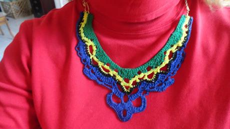 Collar a ganchillo estilo babero de  tipo encaje (Necklace with a bay bib style and lace look)