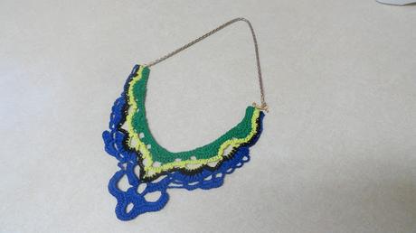 Collar a ganchillo estilo babero de  tipo encaje (Necklace with a bay bib style and lace look)