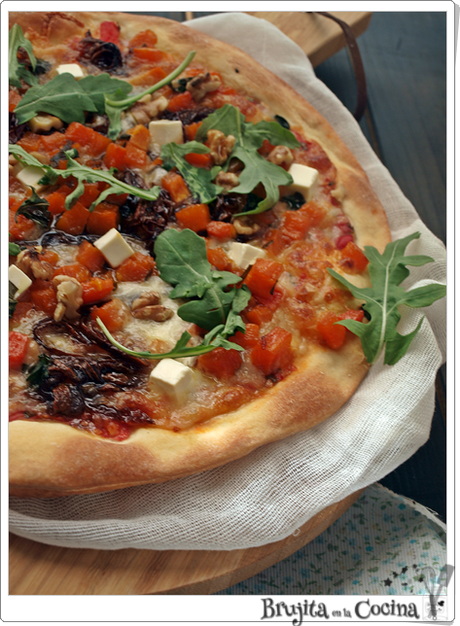 Pizza calabaza asada al limón con cebolla caramelizada Pizza calabaza asada al limón con cebolla caramelizada