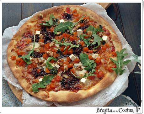 Pizza calabaza asada al limón con cebolla caramelizada Pizza calabaza asada al limón con cebolla caramelizada