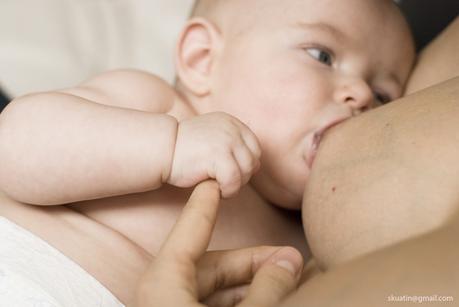 Lactancia materna: ¿Pasa algo si mi bebé sólo toma de un pecho?