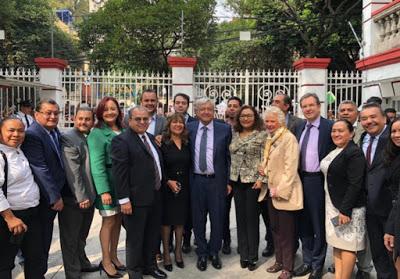 LÓPEZ OBRADOR RECIBE A INTEGRANTES DE MAESTROS POR MÉXICO