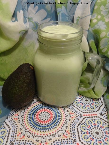 SMOOTHIE À L’AVOCAT ET AU YAOURT / AVOCADO YOGURT SMOOTHIE / BATIDO DE AGUACATE Y YOGUR / عصير الأفوكادو و الزبادي اليوناني