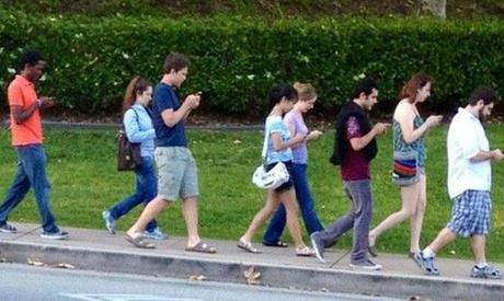 Lo que no se es cómo no hay más accidentes por la calle :) Foto de lavanguardia.com Socializar: Jane Austen vs hoy en día
