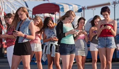 Representación de Phubbing: el arte de ignorar a la gente de alrededor por mirar el móvil. Foto de rosarioplus.com Socializar: Jane Austen vs hoy en día