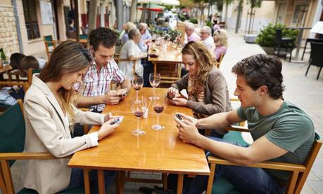 Una mesa cualquiera en una ciudad cualquiera. Foto de lavanguardia.com Socializar: Jane Austen vs hoy en día