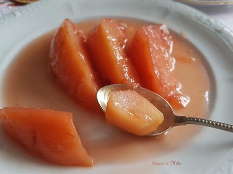 Membrillos escalfados con agua de rosas Membrillos escalfados con agua de rosas