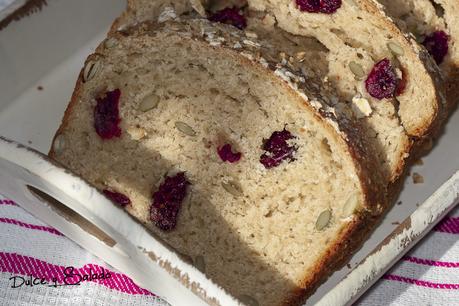 Pan de Espelta con Suero de Mantequilla, Frambuesas y Semillas de Calabaza Pan de Espelta con Suero de Mantequilla, Frambuesas y Semillas de Calabaza