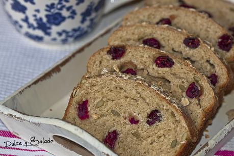 Pan de Espelta con Suero de Mantequilla, Frambuesas y Semillas de Calabaza