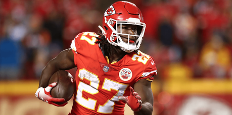 Los Chiefs cortan a Kareem Hunt tras video donde golpea a una mujer