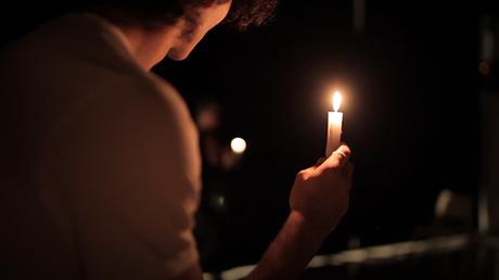 “Una experiencia teatral en la oscuridad y con habilidades cinematográficas” “Una experiencia teatral en la oscuridad y con habilidades cinematográficas”
