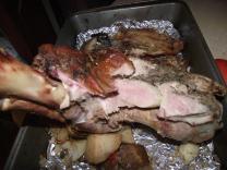 sacando carne de pierna para un sandwich