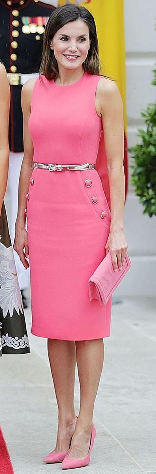 La imagen puede contener: 1 persona, sonriendo, de pie y calzado