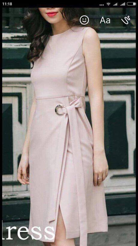 La imagen puede contener: una o varias personas, personas de pie y texto