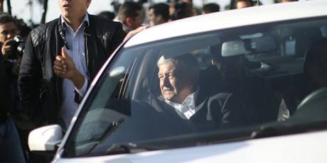 Obrador emprende ruta a juramentación en su viejo vehículo 2013.