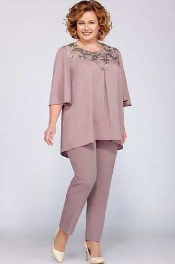 La imagen puede contener: 1 persona, sonriendo, de pie y texto