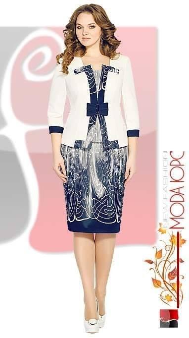 La imagen puede contener: 1 persona, de pie y texto