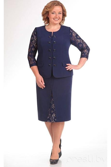 La imagen puede contener: 1 persona, sonriendo, de pie y calzado