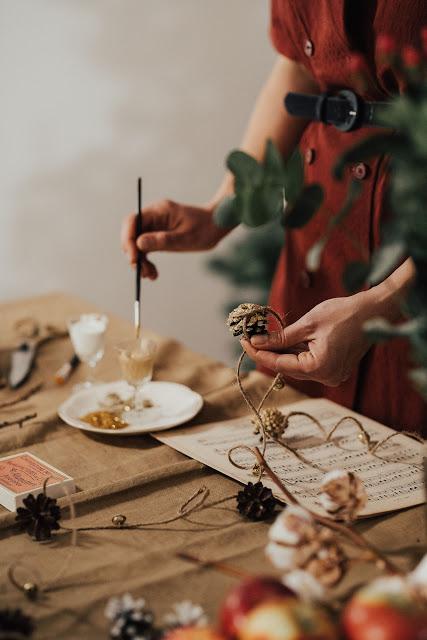 Video DIY: Cómo se hace una guirnalda de piñas doradas