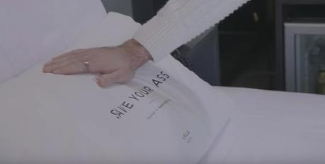 “Save your ass”: esta cadena de hoteles ha creado unas almohadas para luchar contra el SIDA