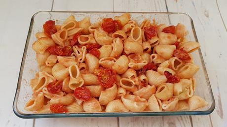 Macarrones con salsa de hummus y tomate