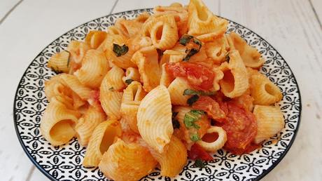 Macarrones con salsa de hummus y tomate