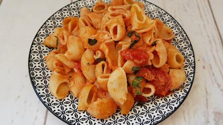 Macarrones con salsa de hummus y tomate